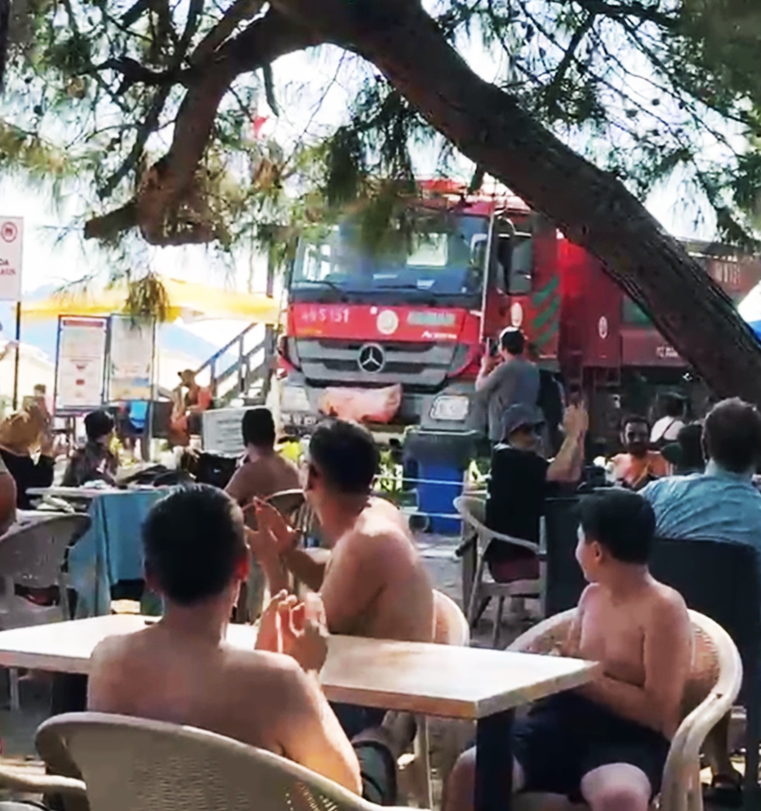 Tatilciler yangına ilk müdahaleyi yaptı