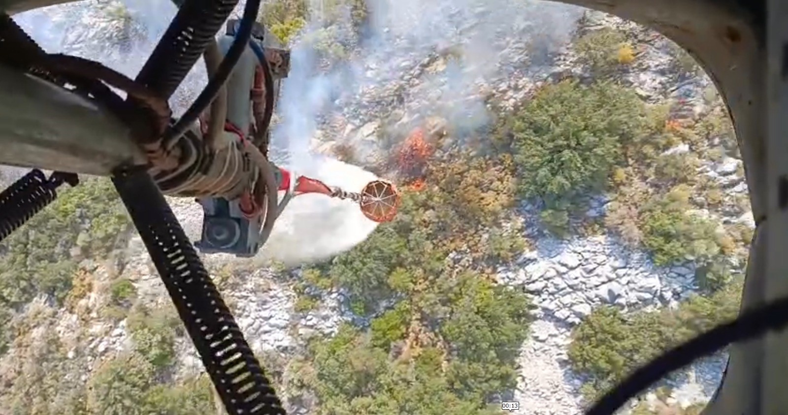 Ekiplerin söndürme çalışmaları devam ediyor
