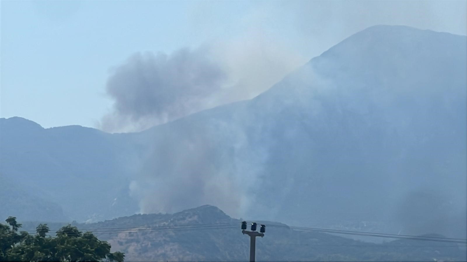 Ekiplerin söndürme çalışmaları devam ediyor