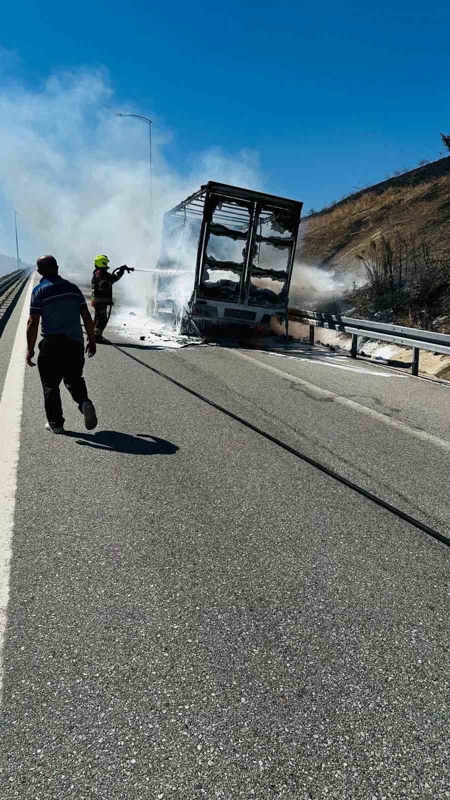 Otoyolda Kamyonet Alevlere Teslim Oldu 1