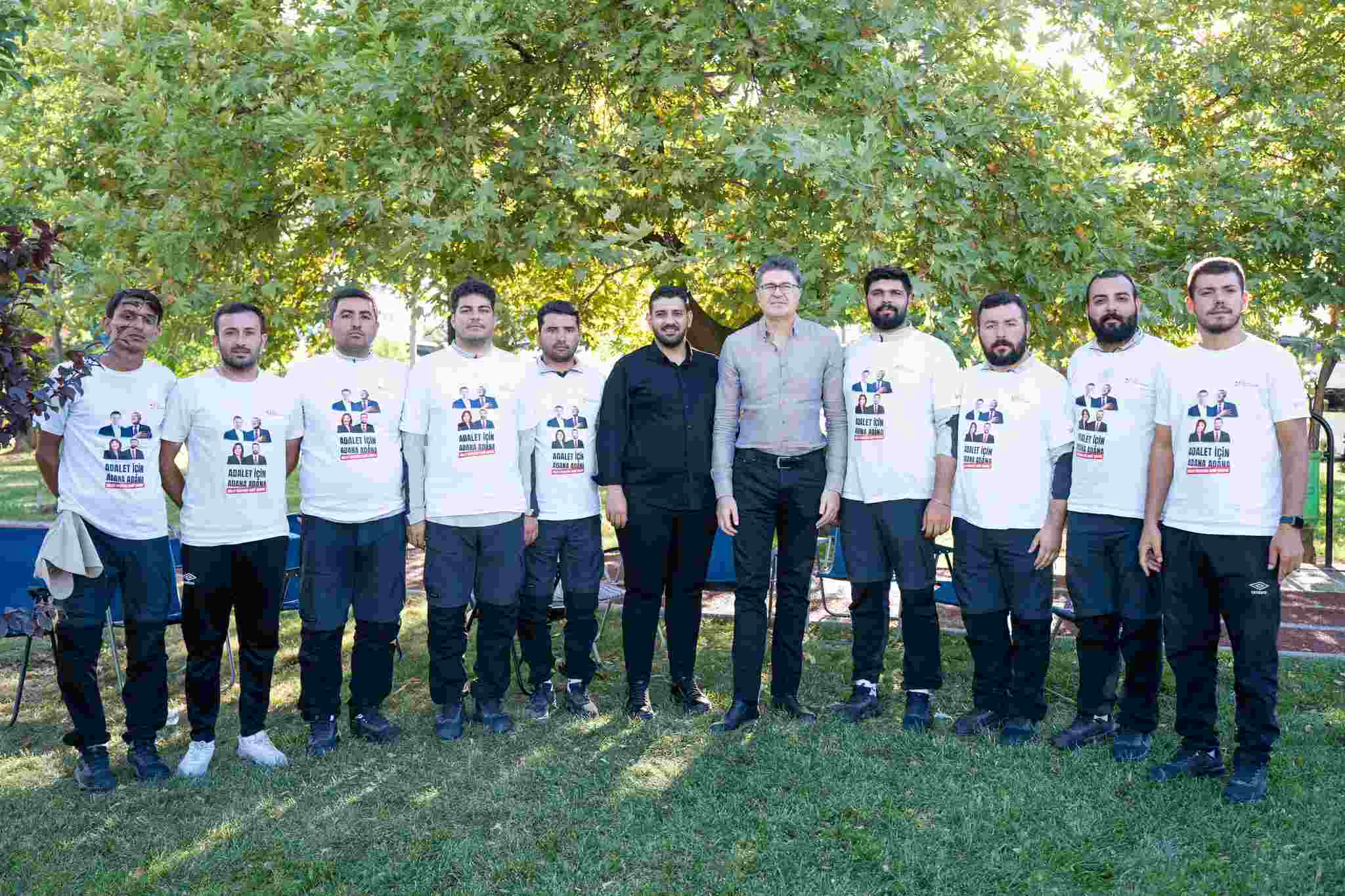 Özgürlük yürüyüşündeki gençler