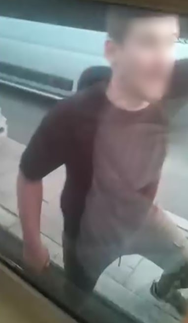 Aracından bıçakla indi, tehditler savurdu