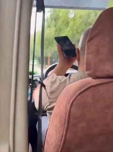 Yolcu tepkisine aldırış etmedi