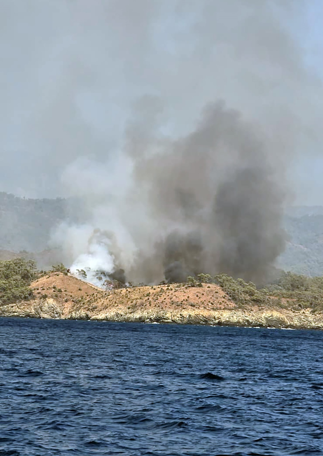 Yangının kontrol altına alınması için çalışmalar sürüyor