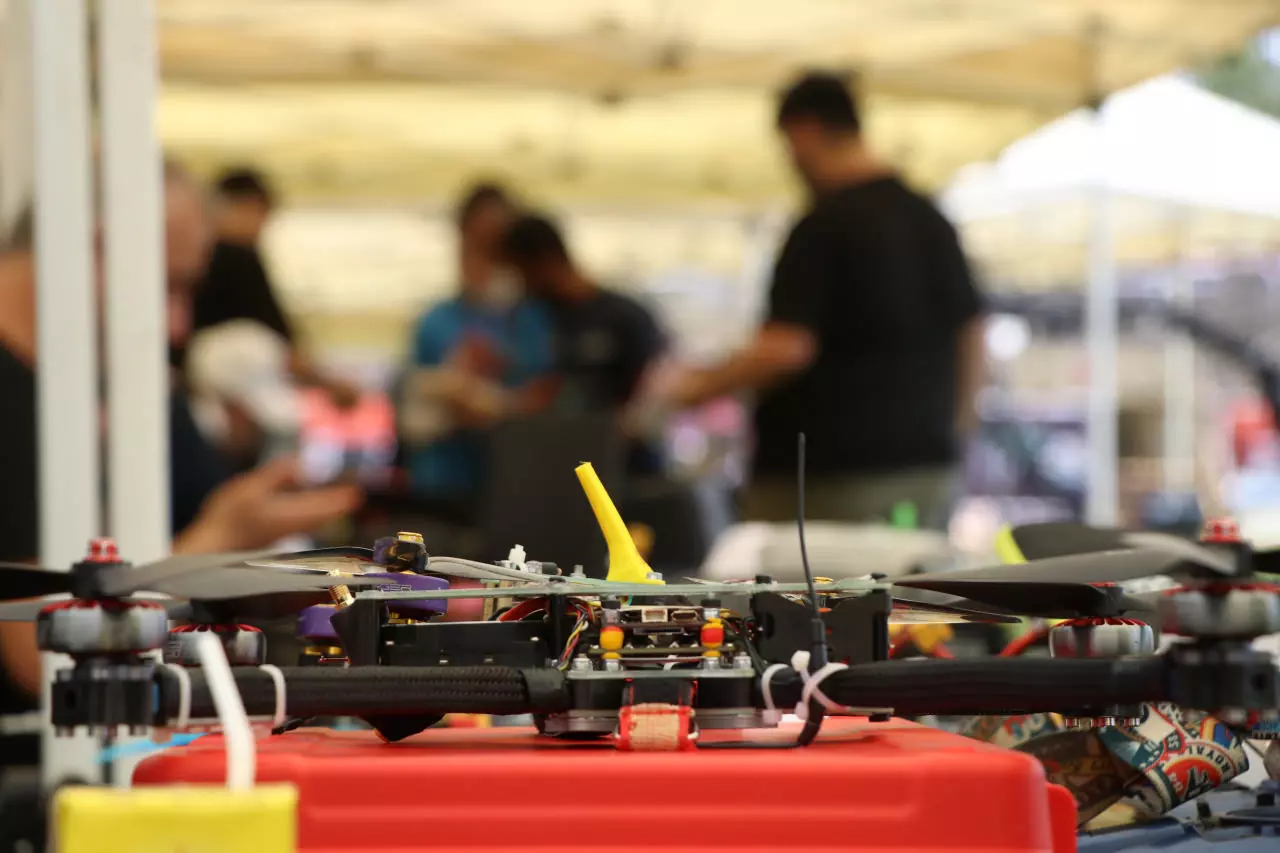 Drone yarışlarında kendi araçlarını geliştirdiler