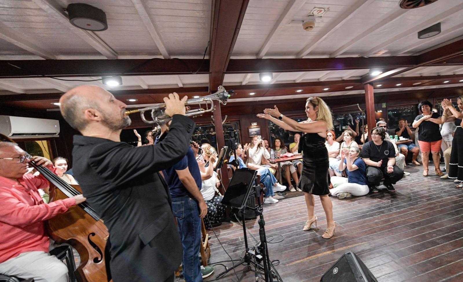 İzmir manzarasında dans