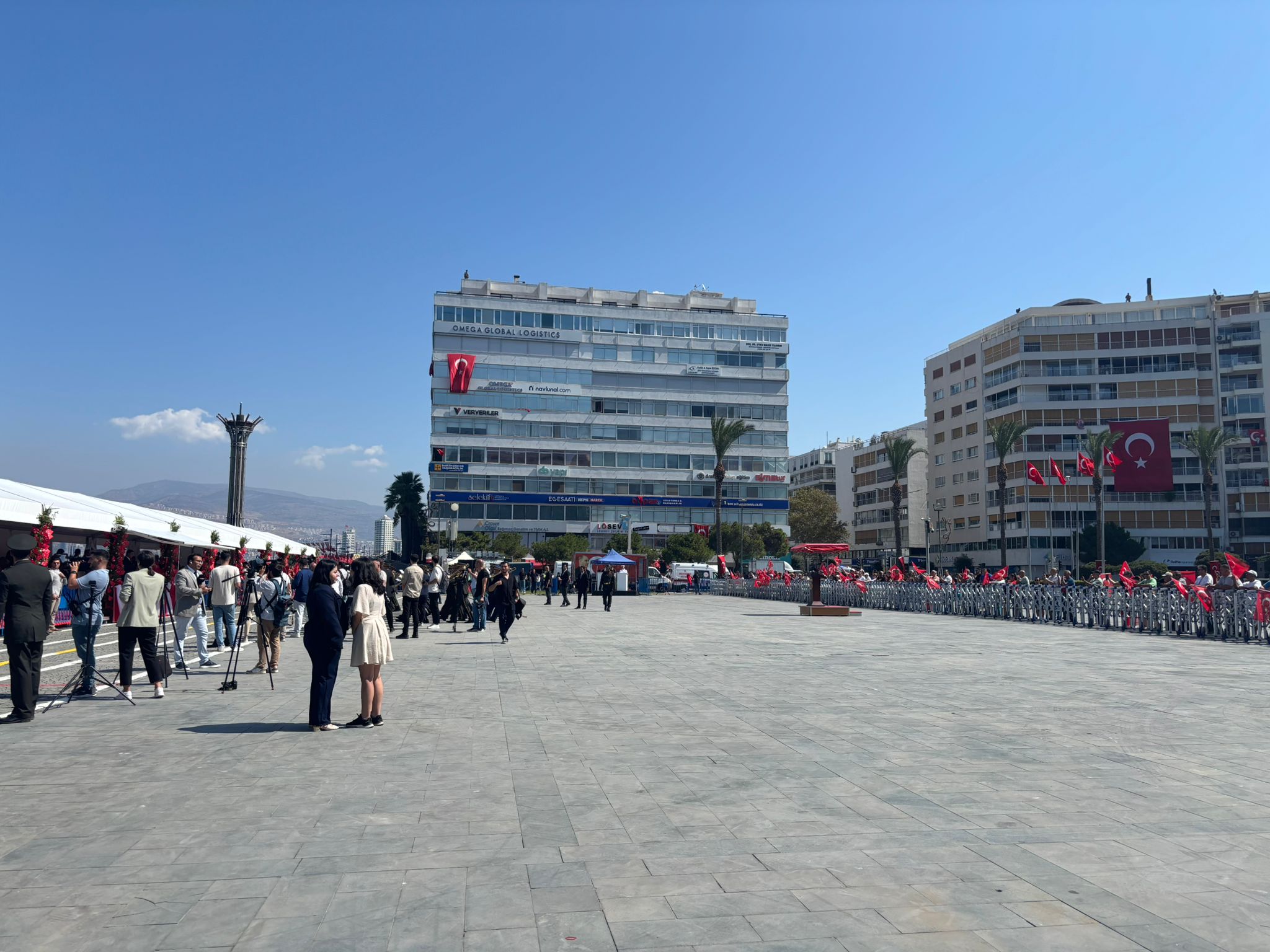 izmir cumhuriyet meydanı boş kaldı