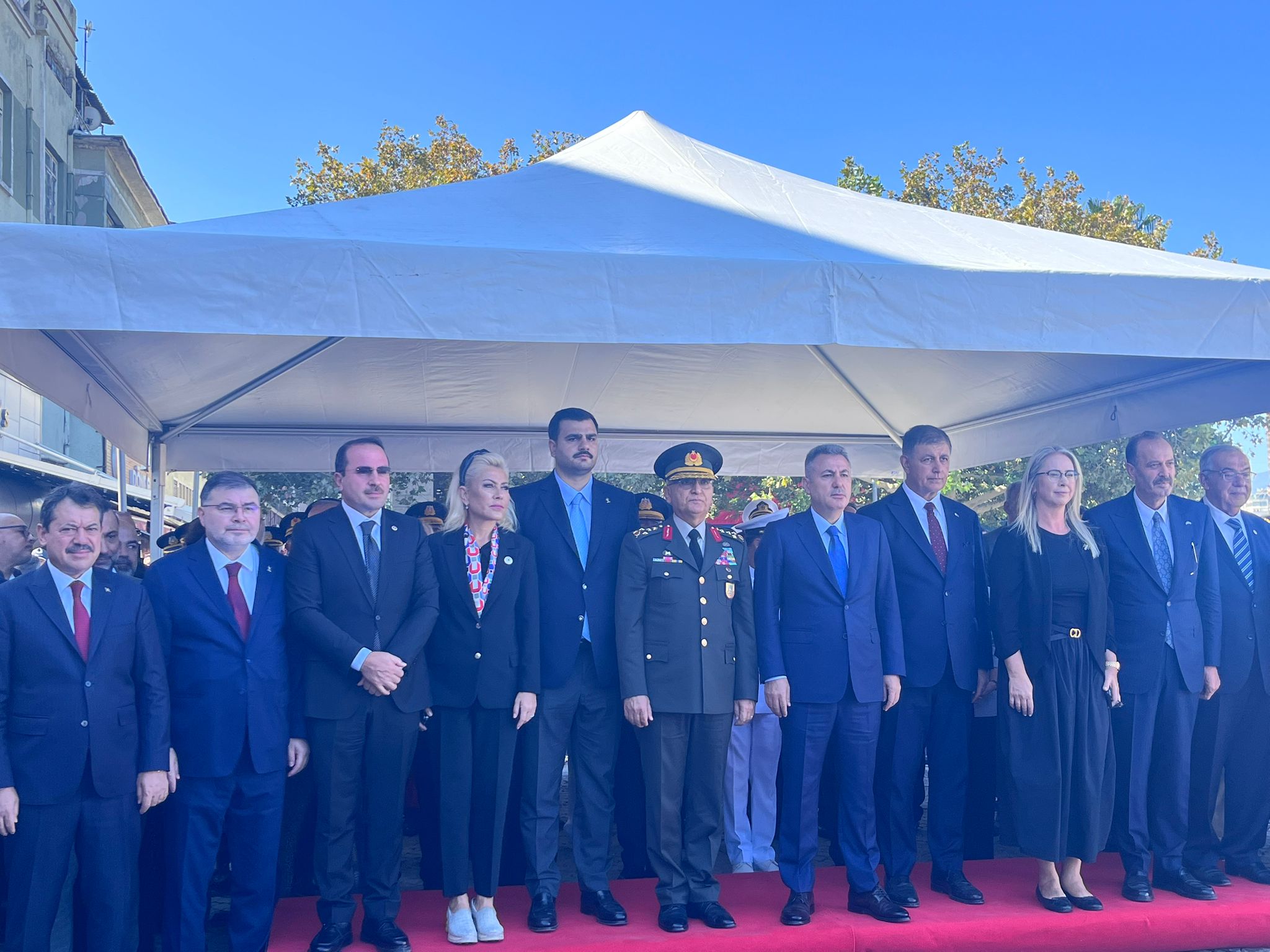 Bayrak töreninde de yoklardı