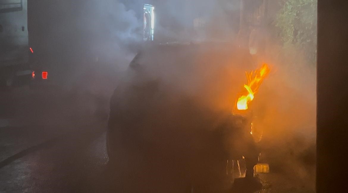 park halindeki otomobil alev aldı!-1