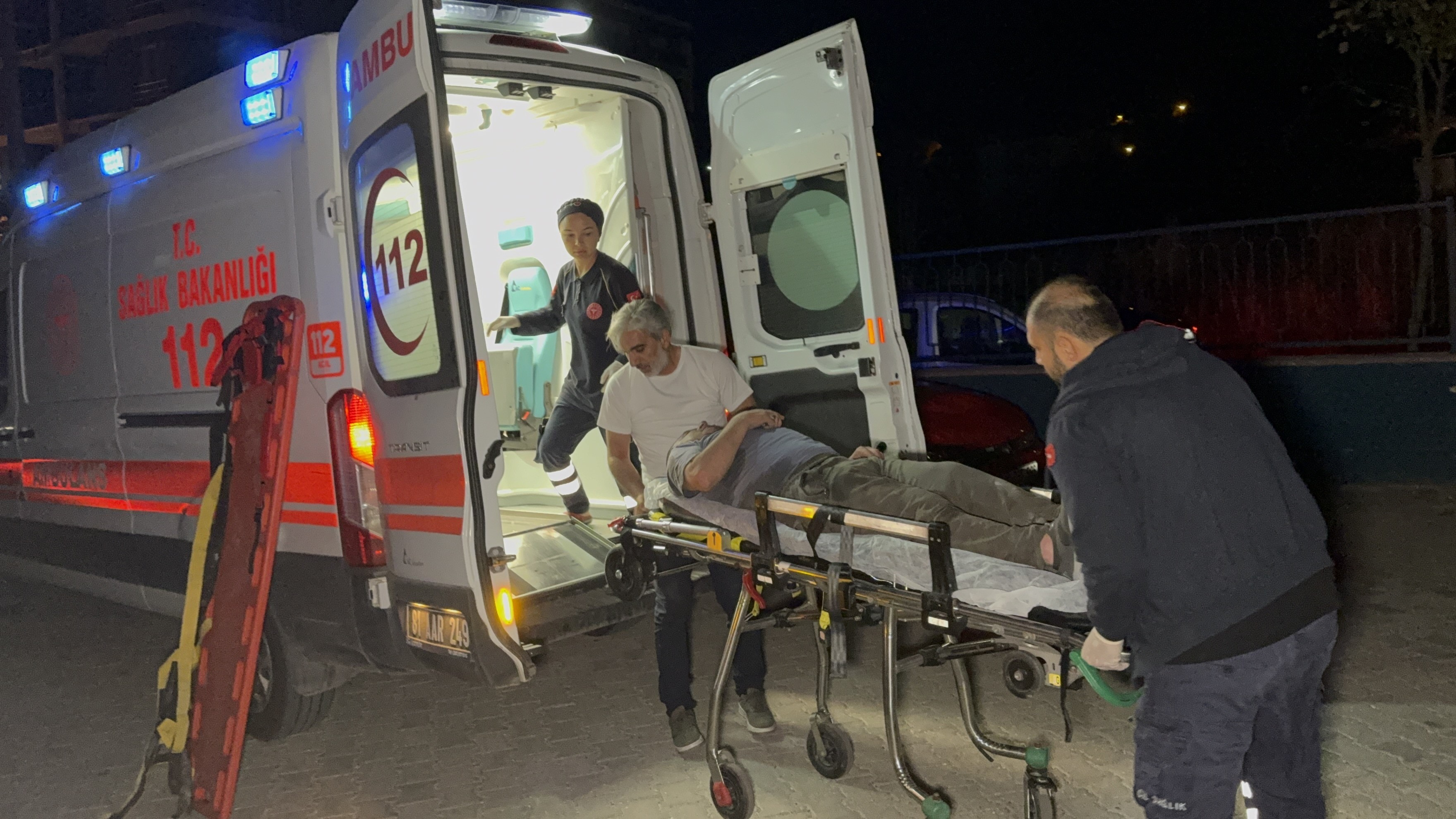 Genç kız çatıya çıktı, yardım eden 2 kişi de mahsur kaldı!