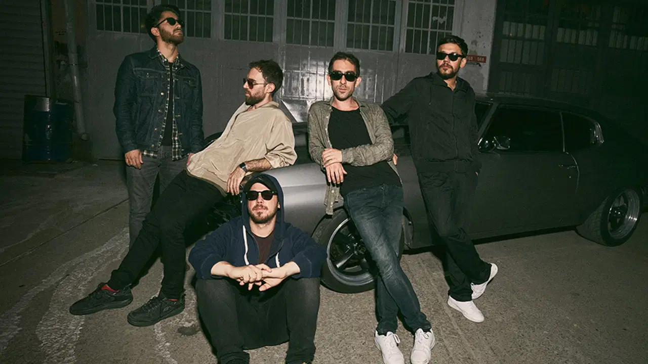  Adamlar da dağılmıştı