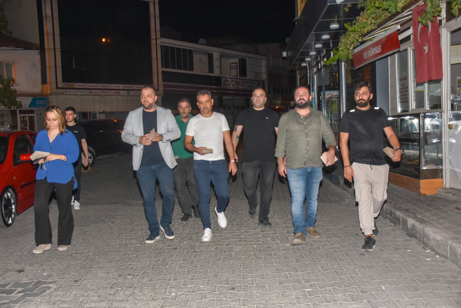 İzmir'de Ahilik geleneği yaşatıldı: Esnafa seher vakti siftah parası dağıtıldı