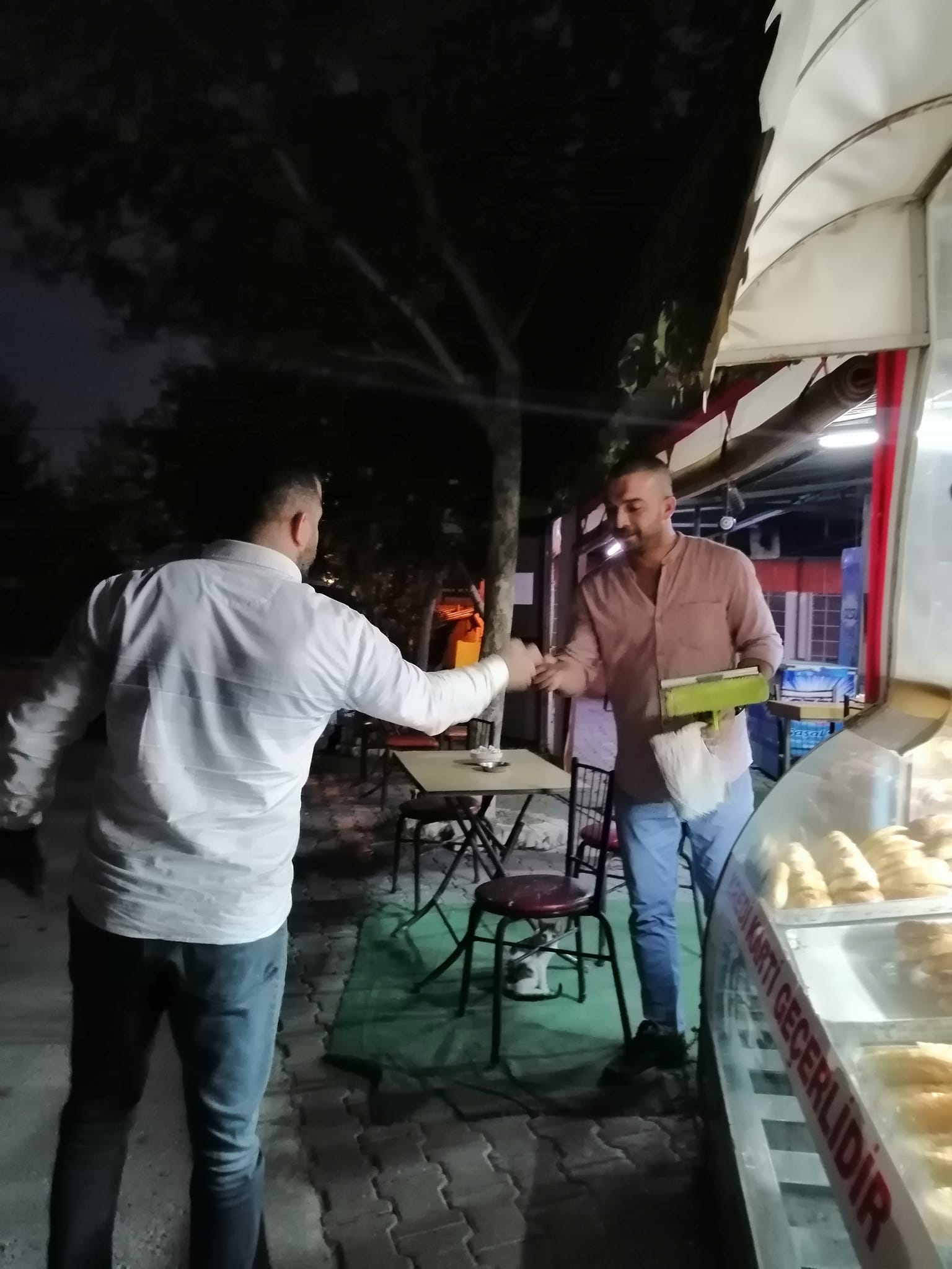 İzmir'de Ahilik geleneği yaşatıldı: Esnafa seher vakti siftah parası dağıtıldı