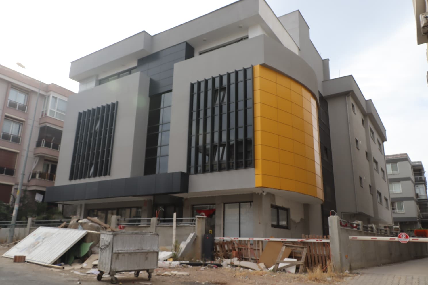 Gösterişli temelden çürümeye terk edilmişliğe