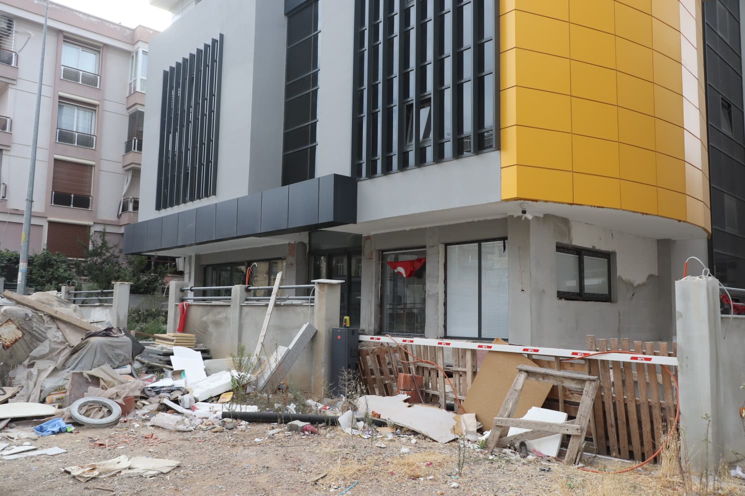 "İki belediye el ele verip tek projeyi bitiremedi"