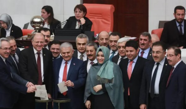 Anayasa değişikliği teklifi 339 oyla meclisten geçmişti