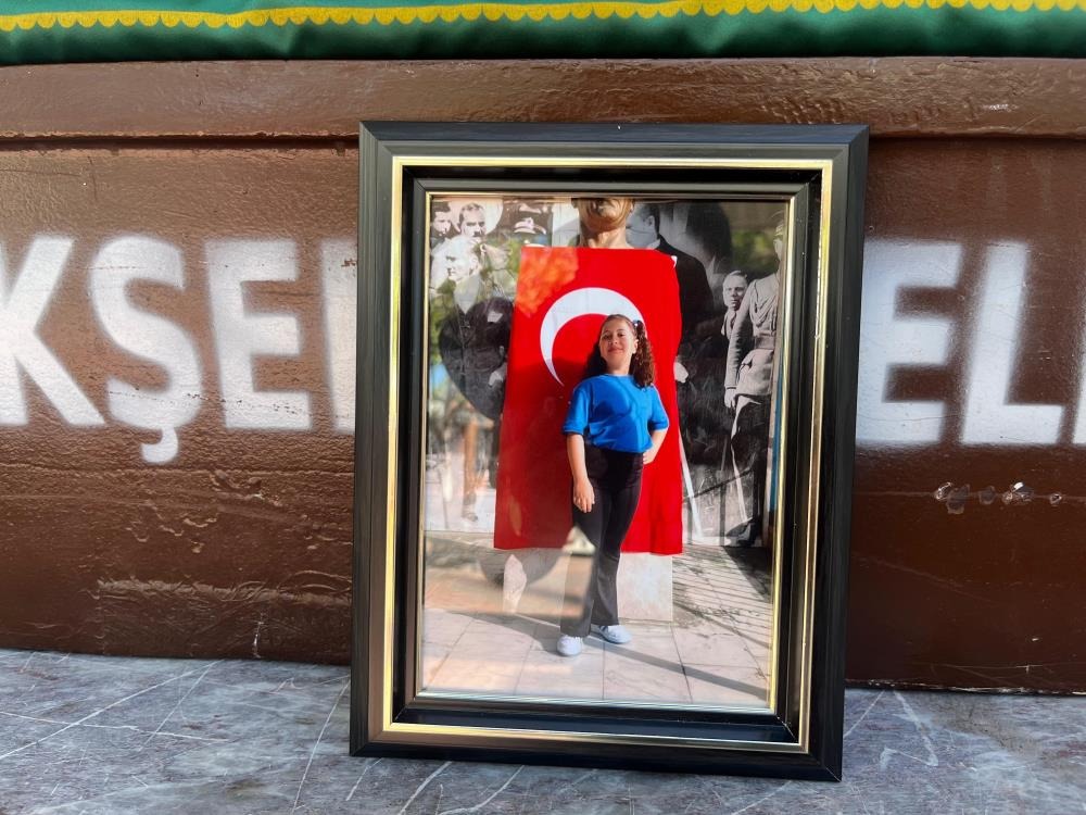 Asansörden Düşen Koltuğun Altında Kalan Küçük Kız Son Yolculuğuna Uğurlandı 1