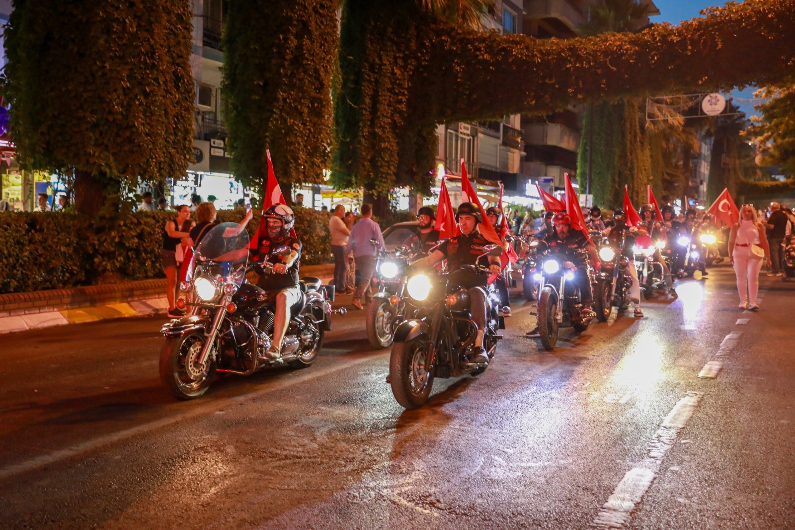 Binlerce kişi Aydın'ın tarihini yeniden yazdı