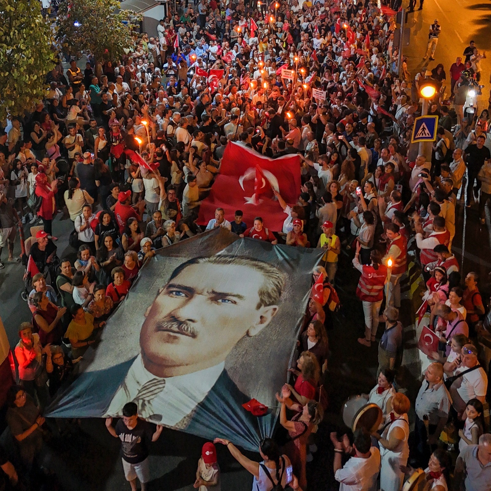 Aydın gecesi fenerlerle gündüze döndü
