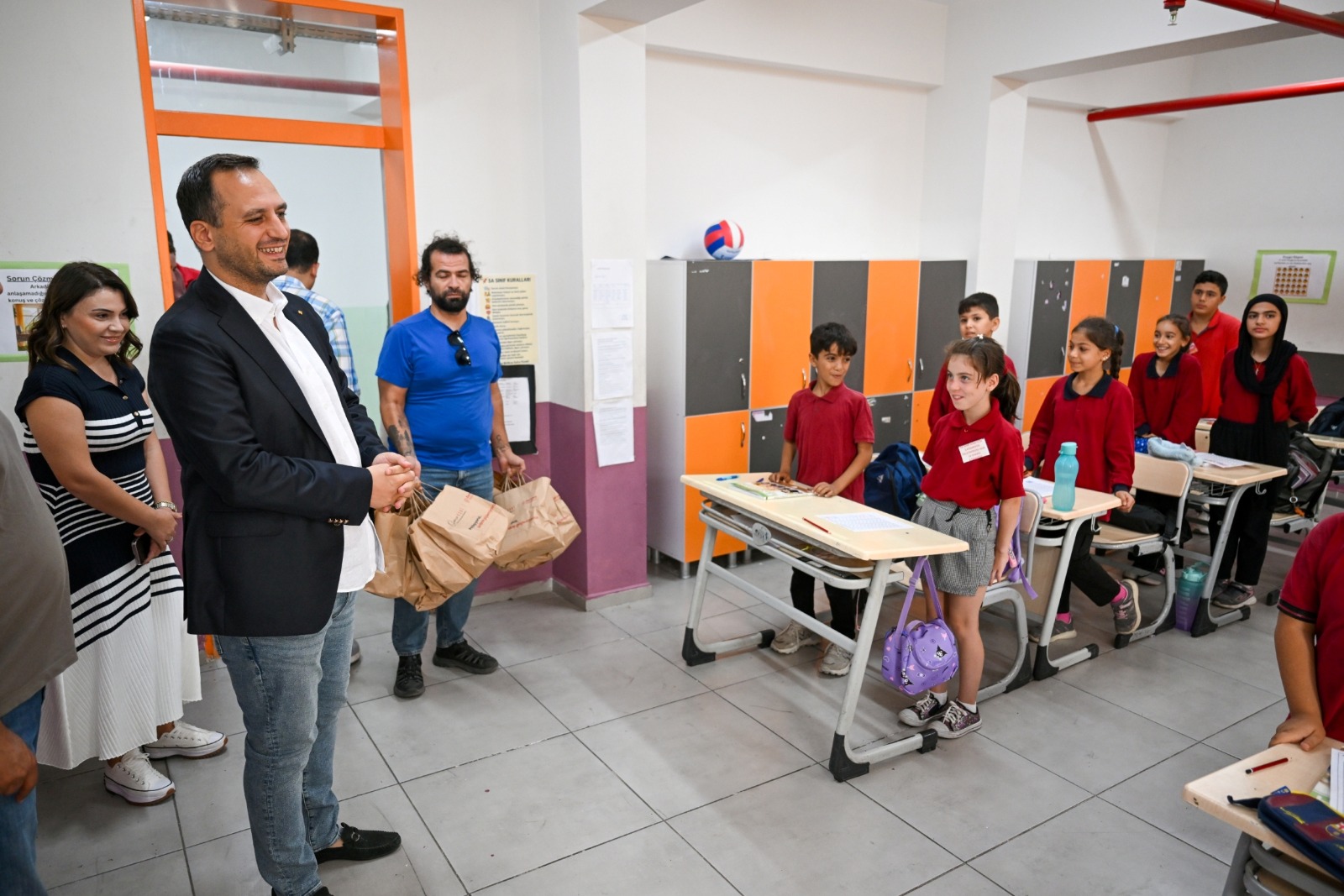 Başkan Eşki, öğrencilerle buluştu ve paketleri dağıttı