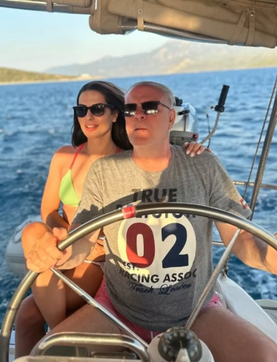 26 yaş küçük eşiyle tatil keyfi