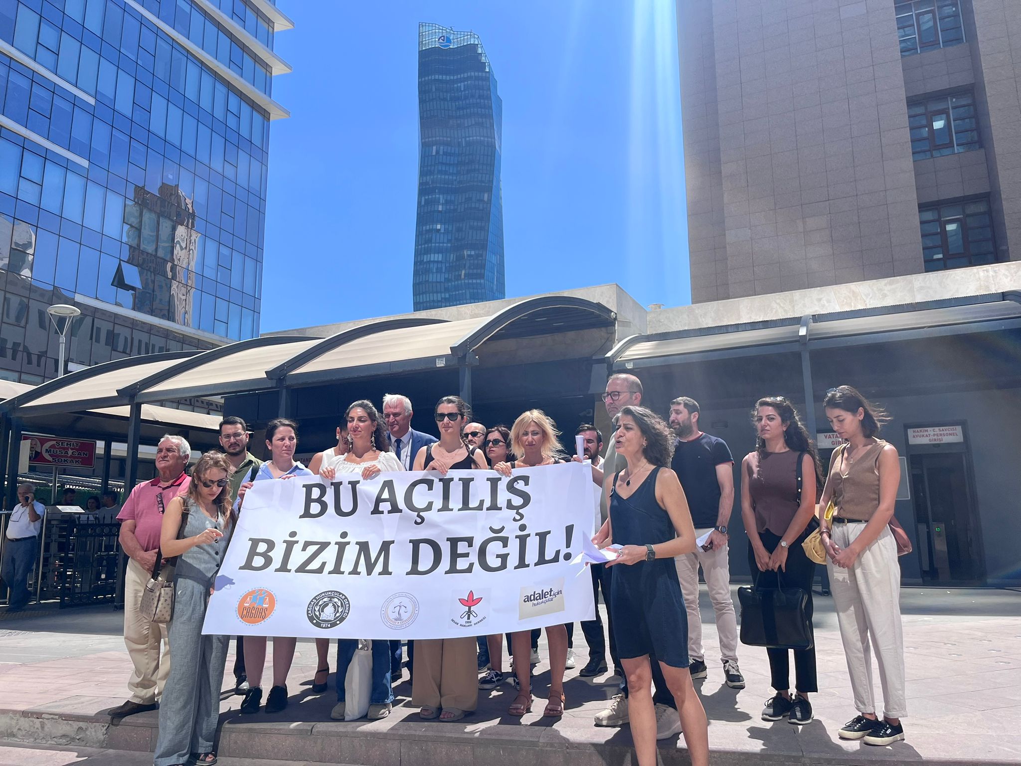Çağdaş Hukuçular Derneği Izmir Adliyesi Basın Açıklaması (1)