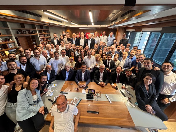 Özgür Çelik yeni çalışma merkezinde