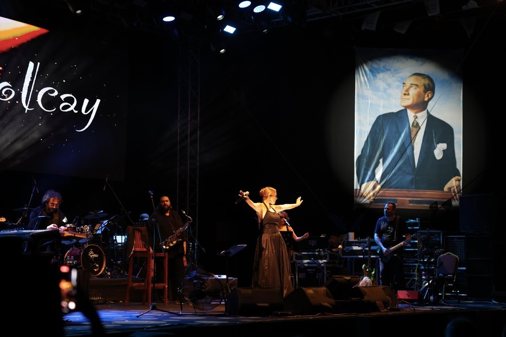 Çeşme'de müzik ziyafeti: Zuhal Olcay konseri