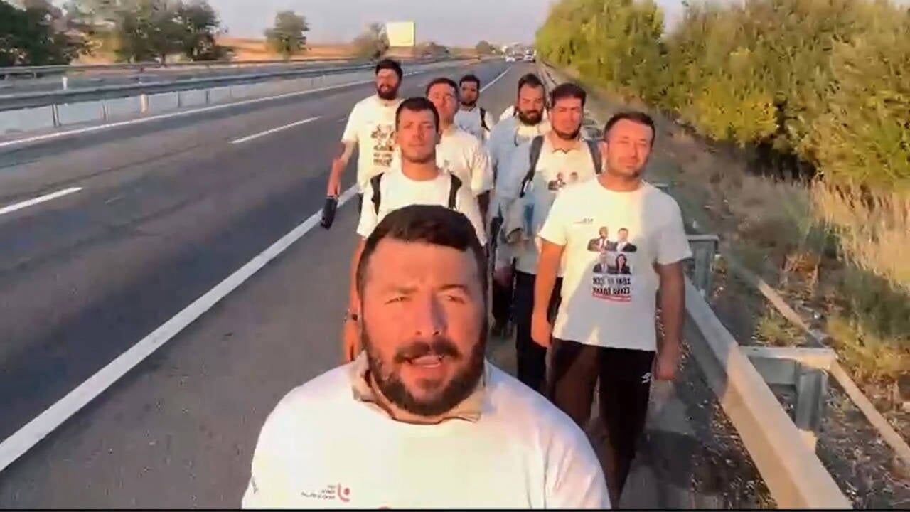 Özgür Özel gençleri karşıladı