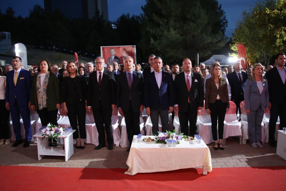 Chp Genel Başkanı Özel, Uşak Belediyesi Ferdi Zeyrek Amfi Salonu Açılışına Katıldı 1