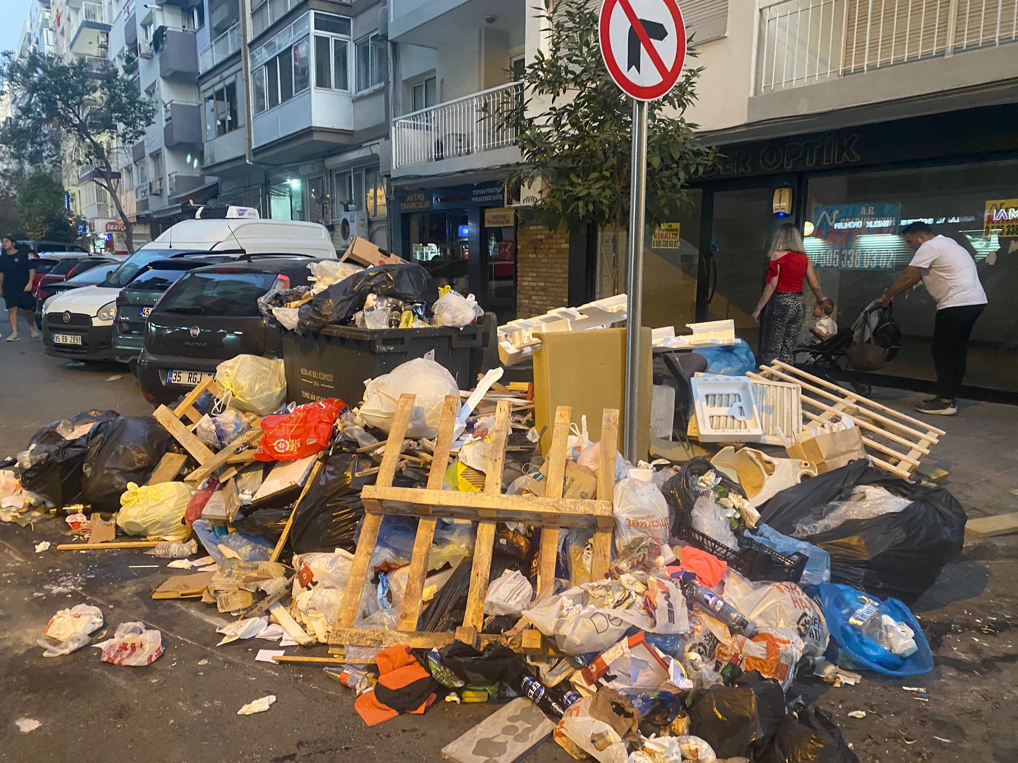 Alsancak’ta ilk günden çöp dağları oluştu