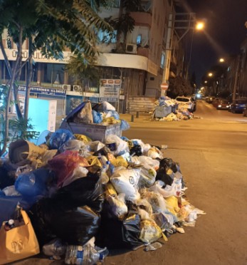 Buca'da biriken çöpler günlerdir toplanmıyor