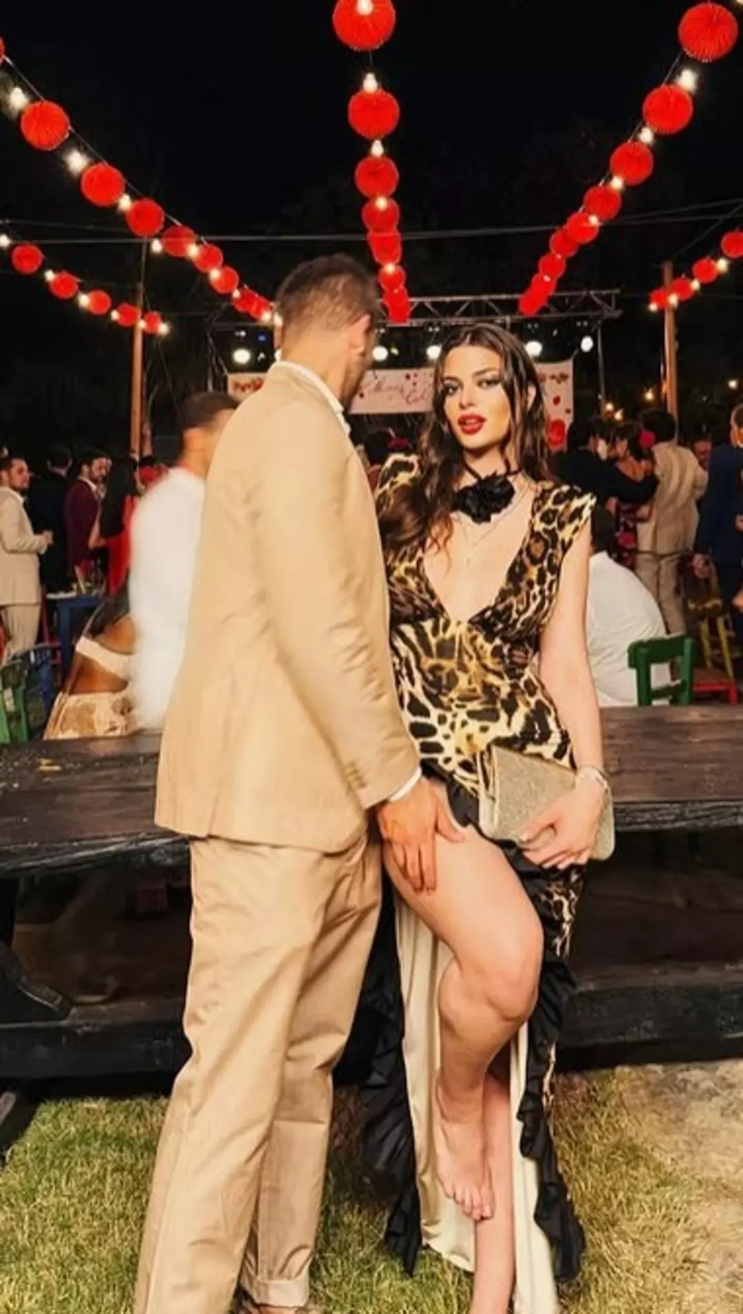 Düğünde el ele görüntülendiler