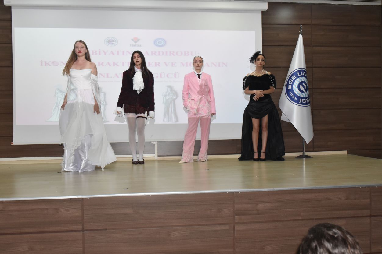 Ege’de Edebiyat Ve Moda Aynı Sahneyi Paylaştı (37)