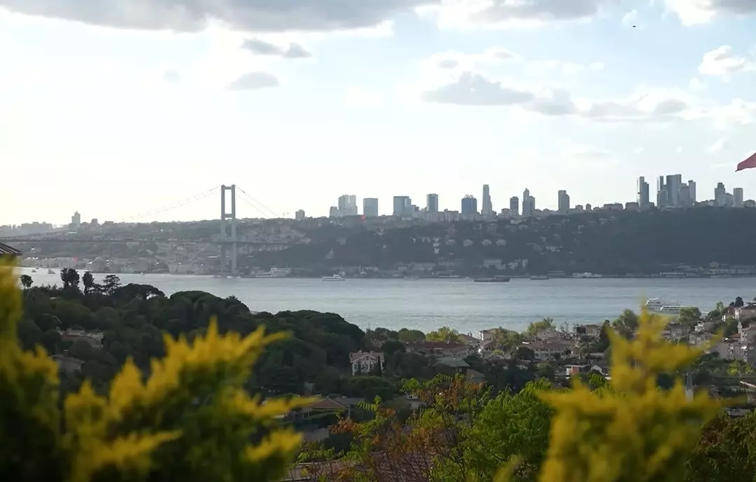Boğaz manzaralı lüks evini tanıttı
