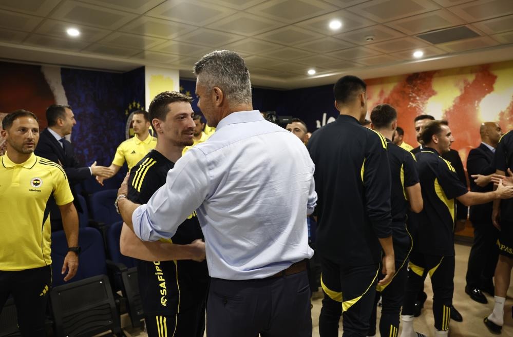 Fenerbahçe'nin Yeni Başkanı Sadettin Saran, Futbol A Takımıyla Bir Araya Geldi 1-1