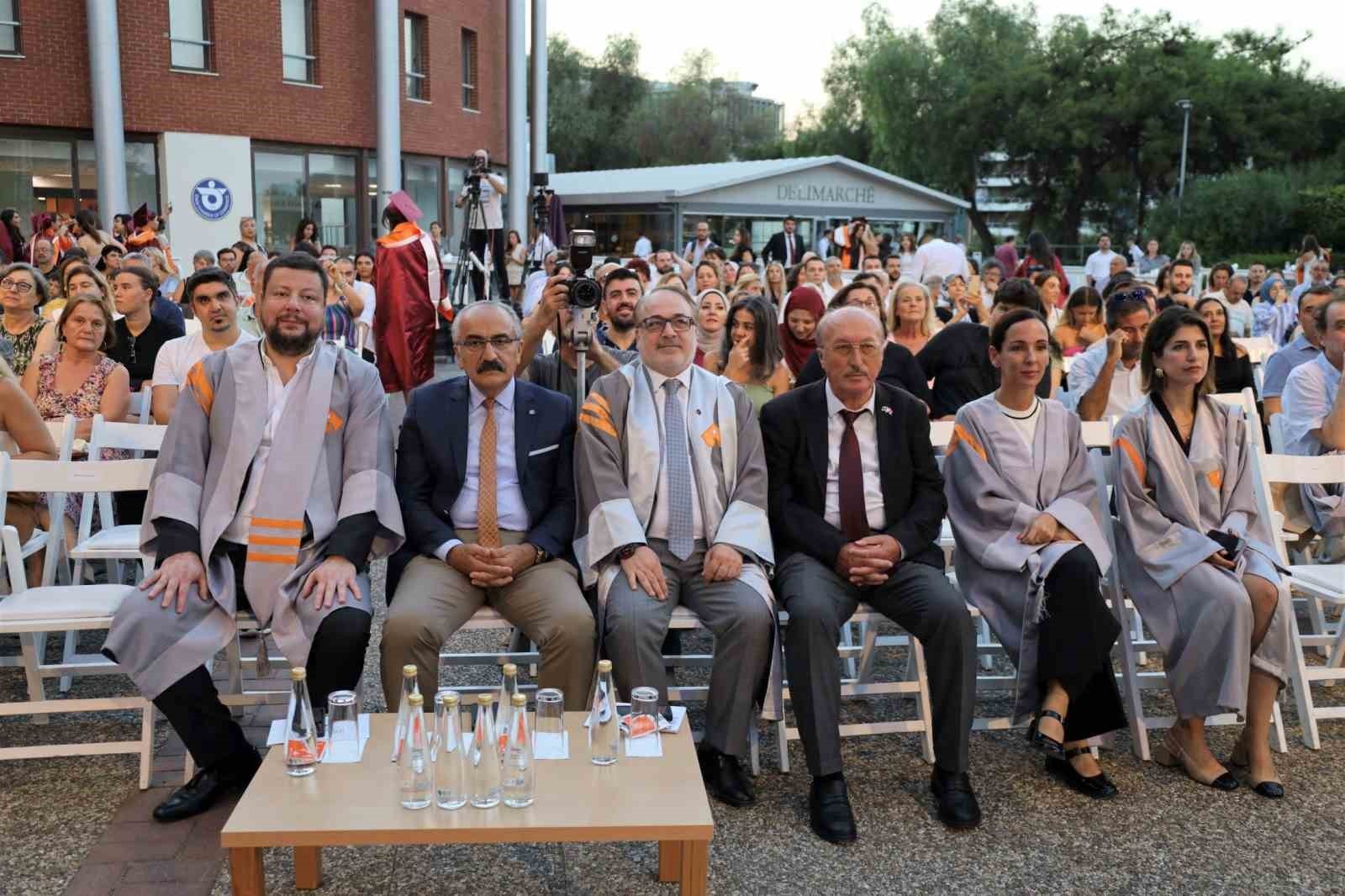 Geleceğin Liderleri Diplomalarını Aldı 1