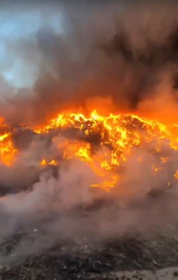 Ekipler yangını kontrol altına almaya çalışıyor