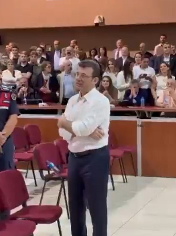 Duruşma salonunda dikkat çeken anlar