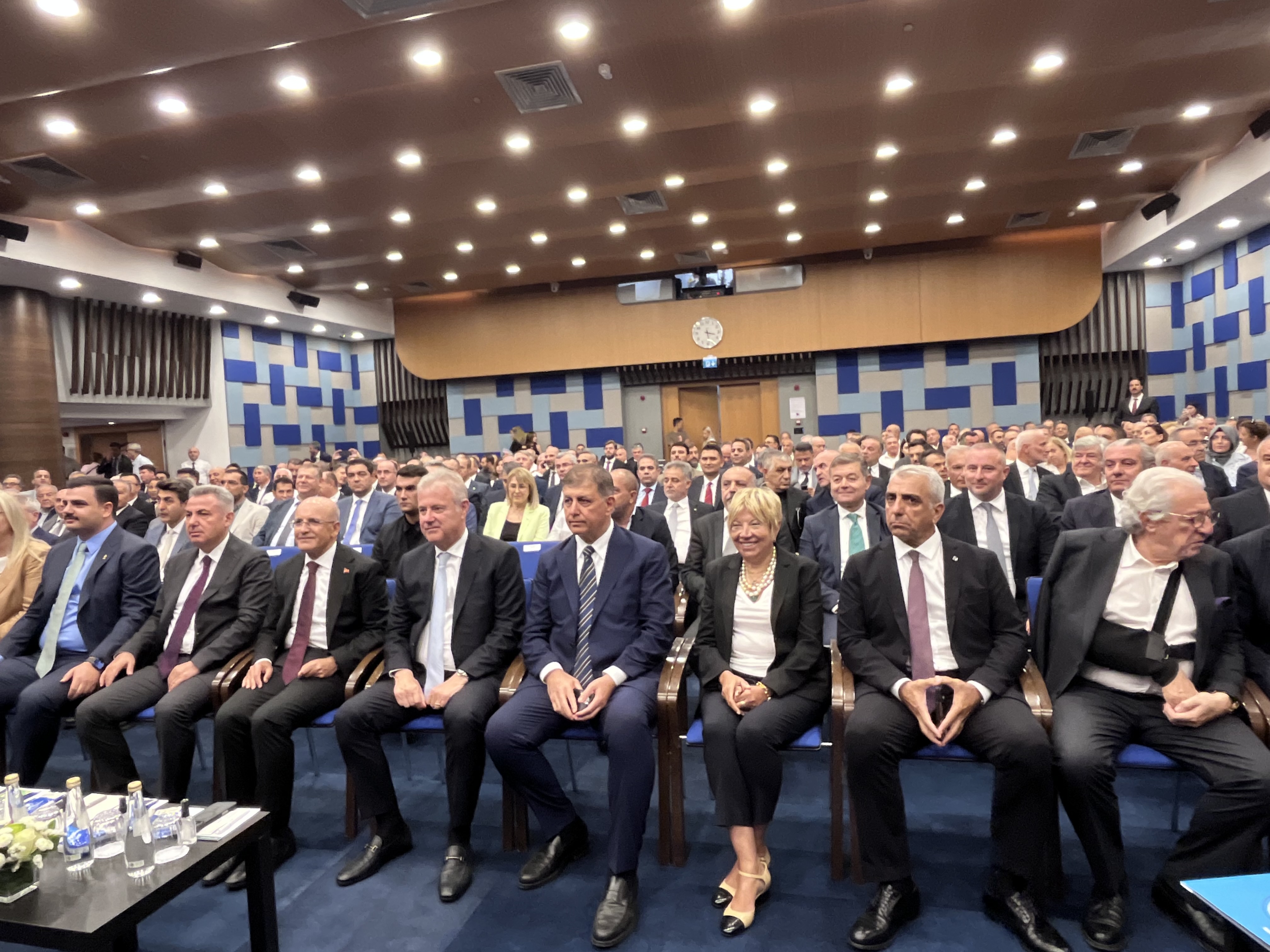 Mehmet Şimşek İzmir de iş dünyasıyla buluştu