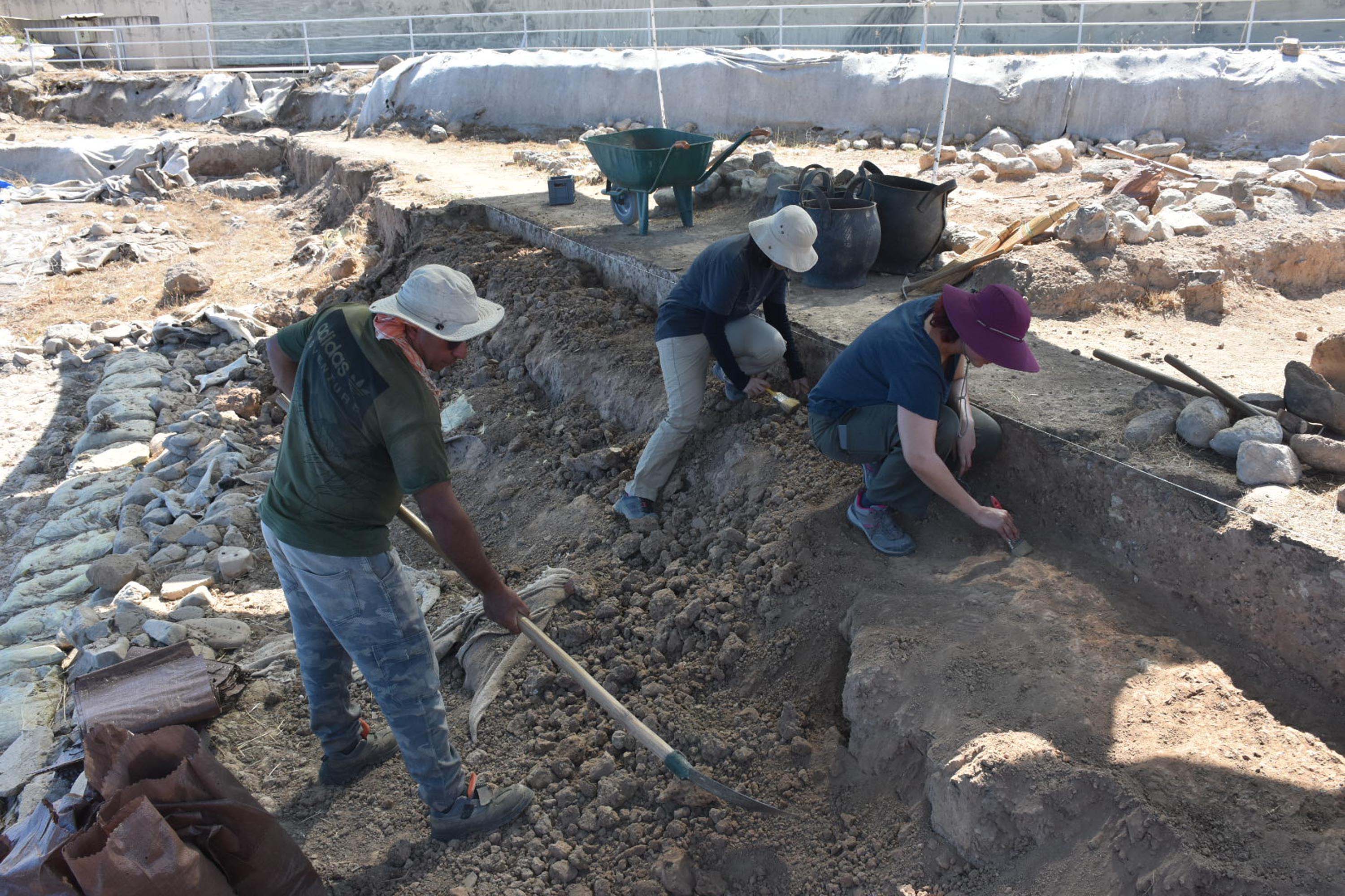 I Z M I R I N I L K S A K I N L E R I N I N C O M L E K T E K I U Z M 898736 267026