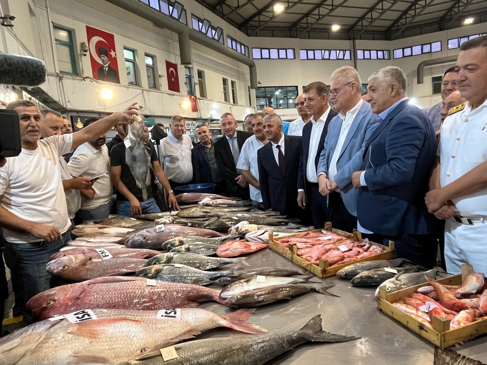 Başkan Tugay: "Balık Hali'nin zenginliği içimizi açtı"