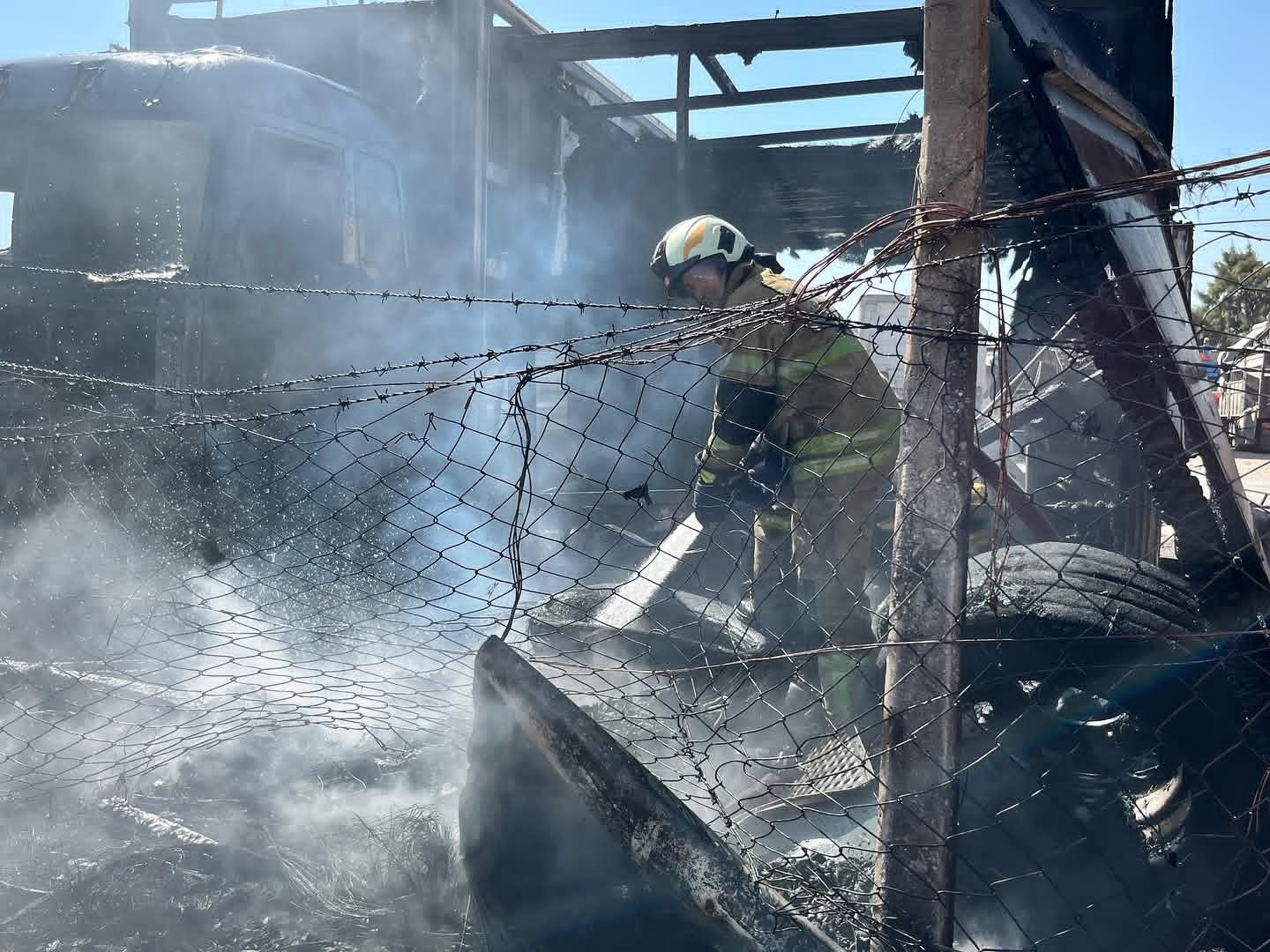 Alevlerin ortasında servet yandı