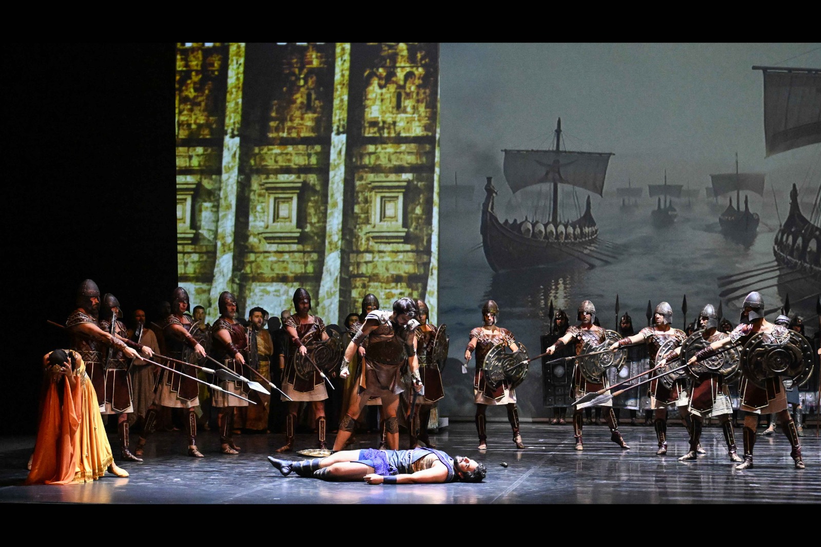 Sahne arkasında güçlü bir sanatçı kadrosu ve göz alıcı prodüksiyon