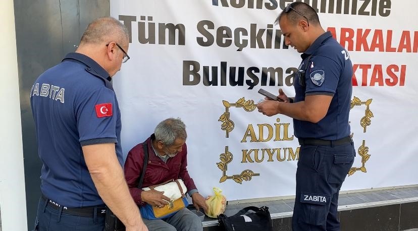 İzmir Gaziemir’de Dilenciden Çıkan Para Zabıtaları Bile Şaşırttı 2