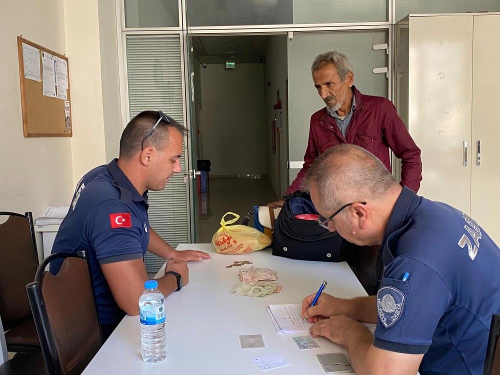 İzmir Gaziemir’de Dilenciden Çıkan Para Zabıtaları Bile Şaşırttı