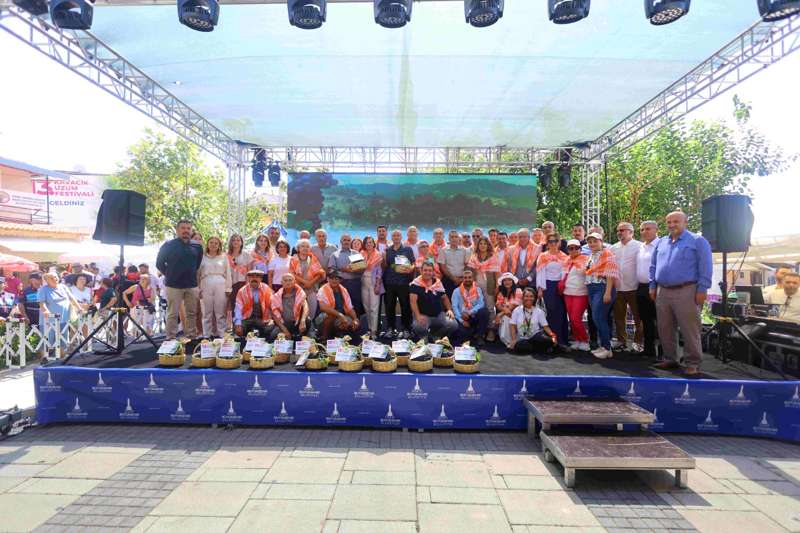 Siyasiler ve halk üreticinin yanında