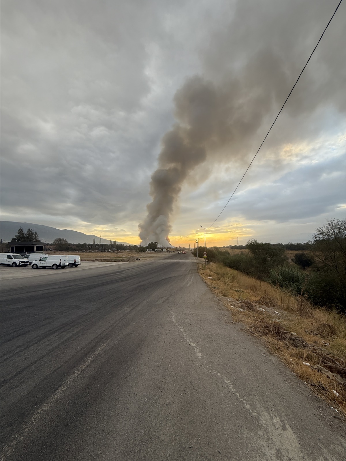 Rüzgarın etkisiyle müdahale zorlaşıyor