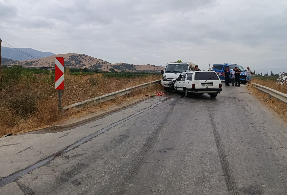 Yaralı sürücüler hastaneye kaldırıldı