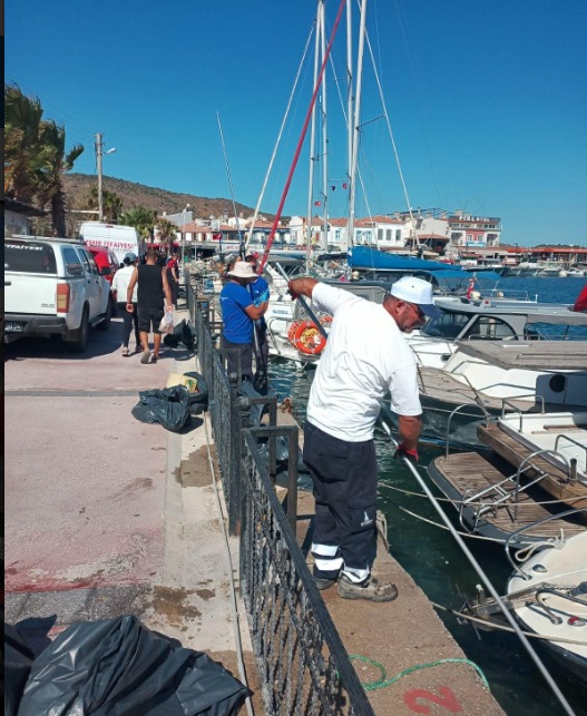 Kıyıdan ve denizden çıkan kirlilik endişe yarattı